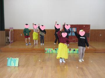 しらゆきひめの劇遊びをしている様子