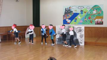 ももたろうの劇をしている様子