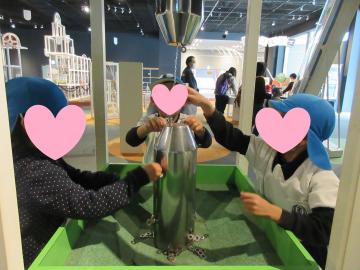 磁石で遊んでいる様子