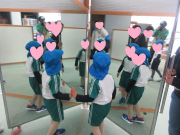 鏡の部屋で遊んでいる様子
