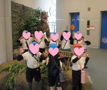 恐竜の化石と集合写真