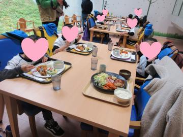 星の子ランチを食べている様子