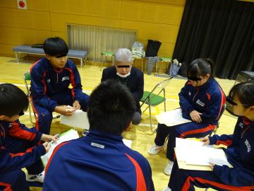 家島地域包括支援センターの職員の方と情報共有してる様子