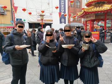 南京町での食べ歩きの様子