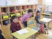 1年生が園児に学習の仕方を教える様子