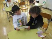 1年生が園児のお世話をする様子