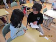 1年生が園児と会話をする様子