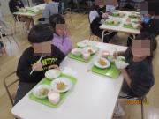 給食を食べる様子2