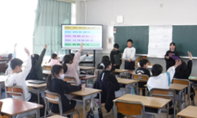 3年生班で発表するようす