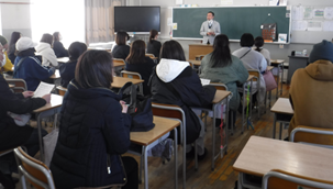 5年生が先生の話を聞く様子