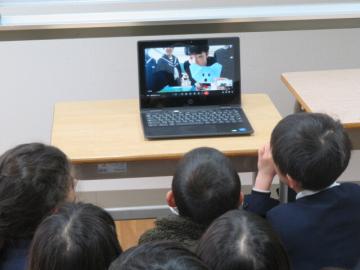 教室でパソコンを通じてプレゼントの折り紙を紹介する中学生たちの様子