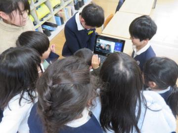 教室内で集まり、中学生に読んでもらった絵本の感想を伝える1年生の児童たちの様子