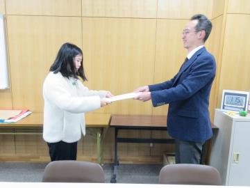 6年生が表彰状を受け取っている写真