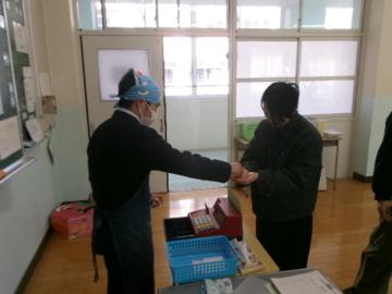 レジでお客様におつりを渡している児童の様子