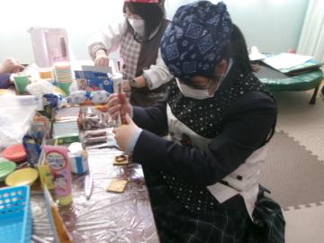 生徒がクラッカーに味付けをしている様子