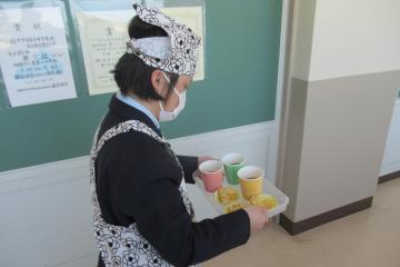 生徒がドリンクを職員室まで運んでいる様子