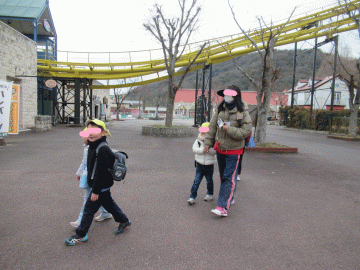 セントラルパークの遊園地に到着した園児たちの様子