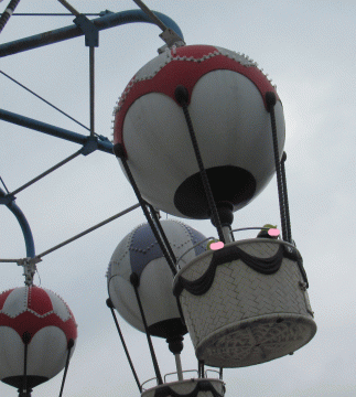 園内で気球に乗る園児たちと教員の別の様子