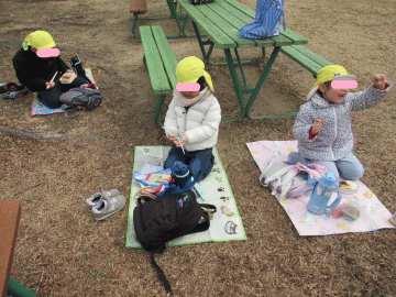 園内で昼食のお弁当を食べる園児たちの様子