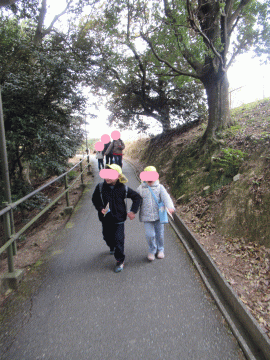 園内でウォーキングサファリに向けて移動する園児たちと教員の様子