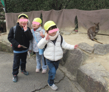 園内でワラビーと記念撮影する園児たちの様子