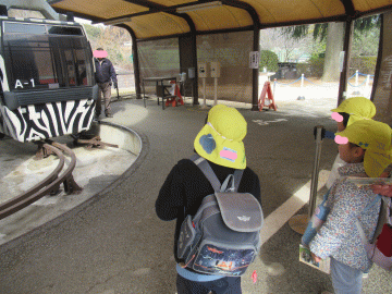 園内でスカイサファリのゴンドラを待つ園児たちの様子