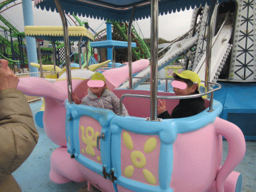 園内で空飛ぶ象さんパオパオに乗っている園児たちの様子