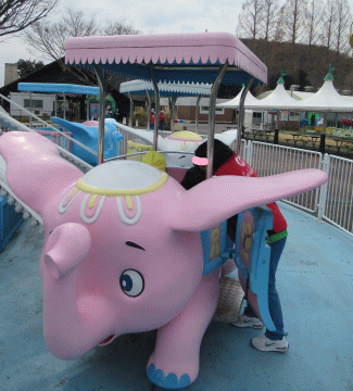 園内で空飛ぶ象さんパオパオに乗る園児たちの別の様子
