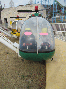 園内でヘリコプターに乗る園児たちの様子