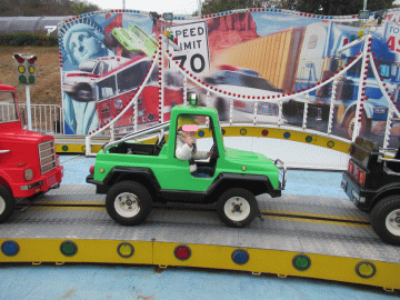 園内で車に乗る園児たちの様子