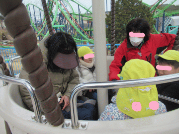 園内で気球に乗る園児たちと教員の様子