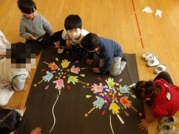 劇の手形の花火の壁面を一緒に見ているようす