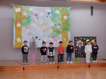 舞台の上で歌を歌ったり言葉を言ったりしているようす