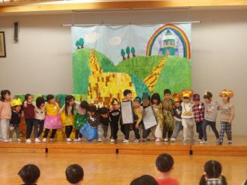 劇の最後に、みんなで肩を組んで最後の言葉を言っているようす