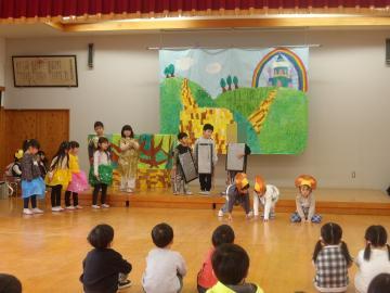 オズの魔法使いの役になりきって遊んでいるようす