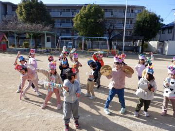 庭で鬼のお面をかぶって鬼に変身する幼児