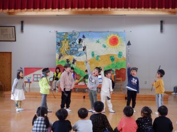 劇の小道具をもって役になりきって遊んでいるようす