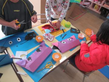 テーブルで鬼の面を作る幼児