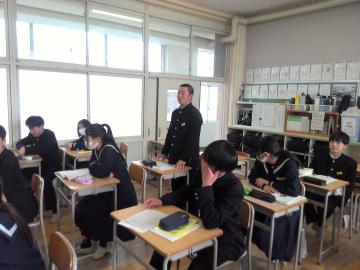 保体委員の生徒が教室で、クラスのみんなに呼びかけをしている様子