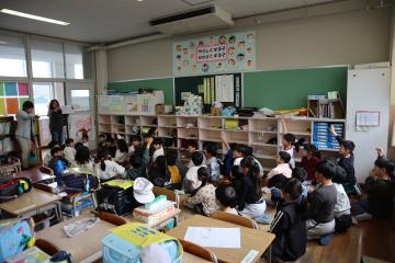 教室内で、講師の方に1年生の読み聞かせをしていただいている様子