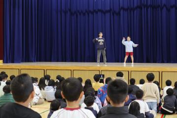 体育館の舞台で踊っている児童の様子