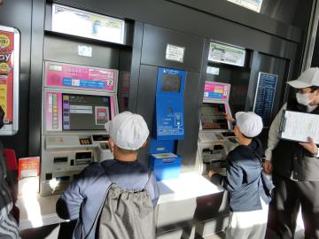 大塩駅で切符を買っているところ