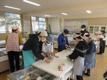 児童がお湯でチョコレートを溶かしている様子
