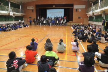 6年生の代表が体育館で開式の挨拶をしている様子