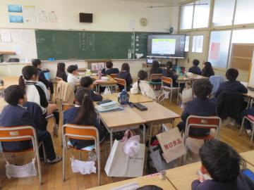 教室で東日本大震災についての話を聞く2年生児童たちの様子