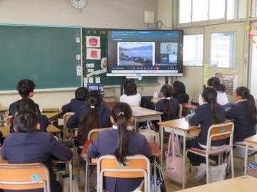 教室で東日本大震災についての話を聞く4年生児童たちの様子