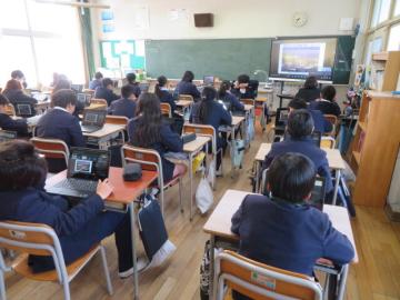 教室で東日本大震災について自分の端末で話を聞く5年生児童たちの様子