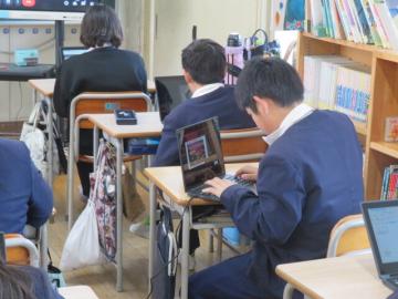 教室で東日本大震災の復興についての感想を入力する5年生の様子