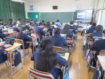 教室で東日本大震災について自分の端末で話を聞く6年生児童たちの様子