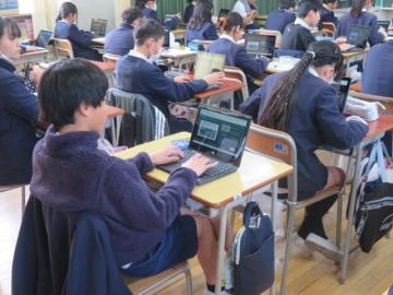 教室で東日本大震災の復興についての感想を入力する6年生の様子